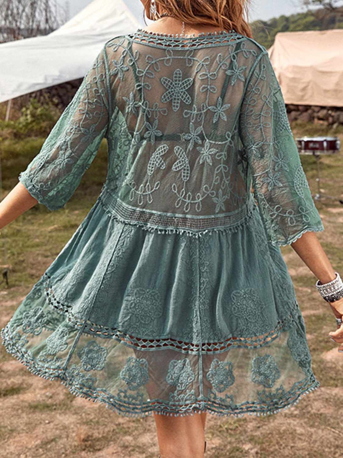 Überwurfkleid mit tiefem Ausschnitt und Spitzendetail